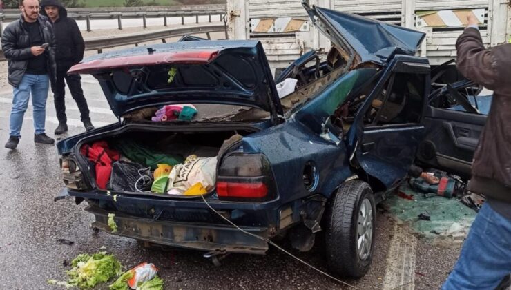 Otomobil kamyona arkadan çarptı: 2 kişi öldü, 6 kişi yaralandı