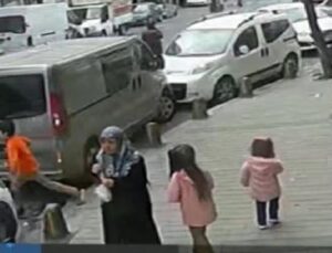 Sultangazi’de aniden yola fırlayan çocuğa otomobil çarptı