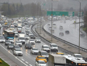 Yağmur trafiğe neden oldu! İstanbul’da yoğunluk yüzde 70’e çıktı