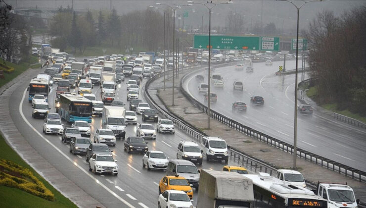 Yağmur trafiğe neden oldu! İstanbul’da yoğunluk yüzde 70’e çıktı