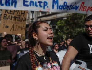 Yunanistan’da tren kazası protesto edildi