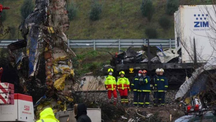 Yunanistan’daki tren faciasının ardından demiryolu çalışanları greve gitti