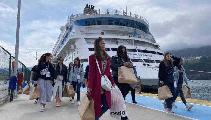 Amasra sezonun ilk kruvaziyerini ağırladı