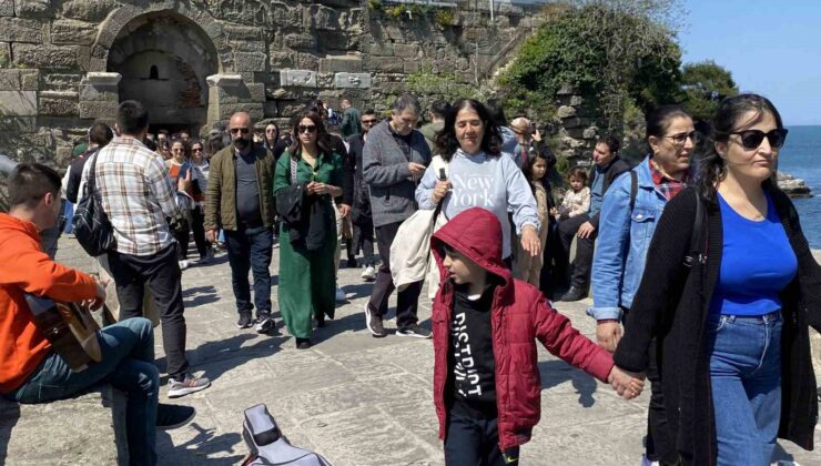 Amasra’da kilometrelerce araç kuyruğu oluştu