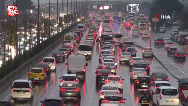 Anadolu Yakası’nda yağmur sonrası trafik yoğunluğu yaşandı