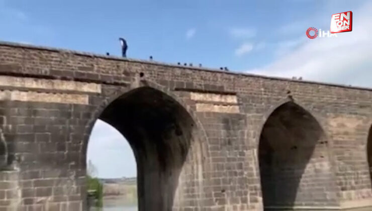 Diyarbakır’da bir kişi tarihi Ongözlü Köprüsü’nün kemerinde halay oynadı