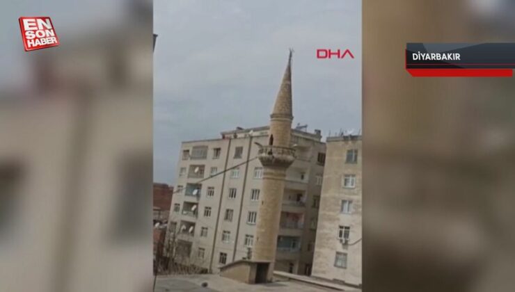 Diyarbakır’da hasarlı caminin minaresi, denetimli olarak yıkıldı