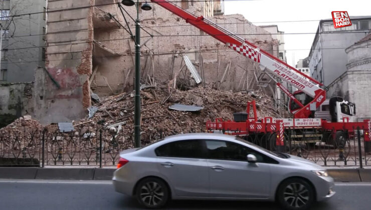 Karaköy’de çöken 5 katlı metruk binanın enkazı 3 gündür kaldırılmadı