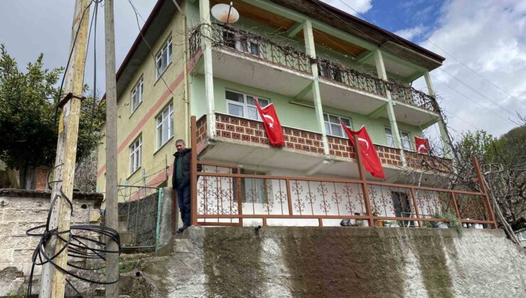 Şehit madenci Akgül’ün evi Türk bayraklarıyla donatıldı