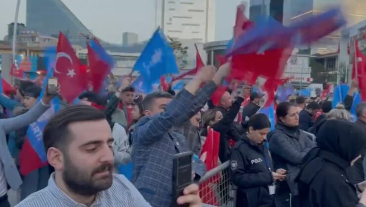 AK Parti binasının önünde heyecanlı kalabalık toplandı