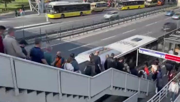 Bahçelievler’de iş çıkış saatindeki yoğunluk metrobüs merdivenleri kilitledi