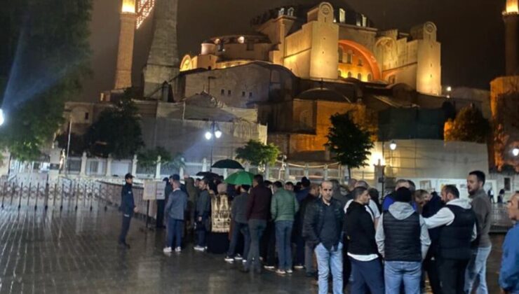 Erdoğan’ın zaferi sonrası Ayasofya’da uzun kuyruklar oluştu