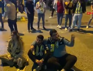 Fenerbahçe taraftarları stadyum önünde oturma hareketi yaptı