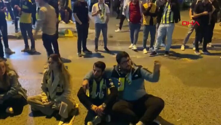 Fenerbahçe taraftarları stadyum önünde oturma hareketi yaptı