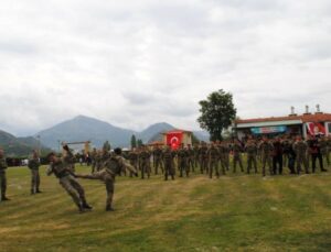 Komandolar Isparta sokaklarında marş okudu: Vatandaşlardan büyük alkış geldi