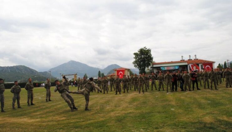 Komandolar Isparta sokaklarında marş okudu: Vatandaşlardan büyük alkış geldi