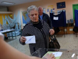 Yunanistan’da seçim: Miçotakis’in partisi önde tamamladı