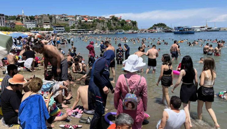 Amasra’da plajlar dolu, tarihi mekanlarda da insan seli yaşandı