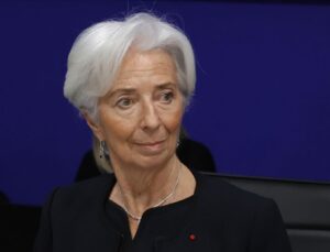 AMB Başkanı Lagarde faiz artışına işaret etti