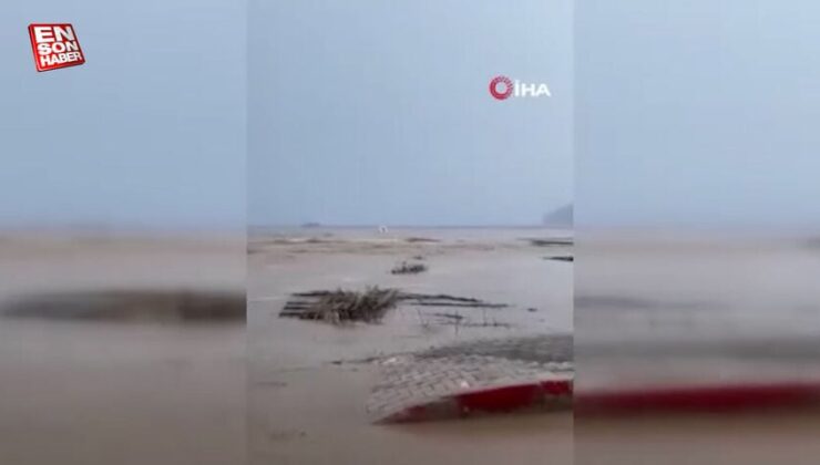 Antalya’da şiddetli yağmur hayatı felç etti