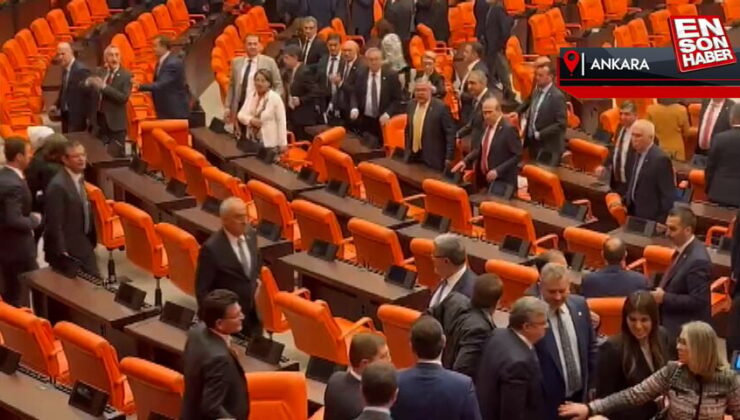 CHP ve AK Partili vekiller ortasında ‘ayağa kalkma’ tartışması