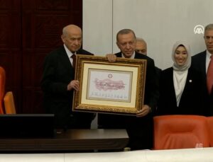 Cumhurbaşkanı Erdoğan mazbatasını alırken muhalefetin milletvekilleri protesto etti