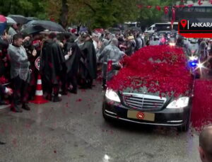 Cumhurbaşkanı Erdoğan Meclis’e giderken çiçeklerle karşılandı