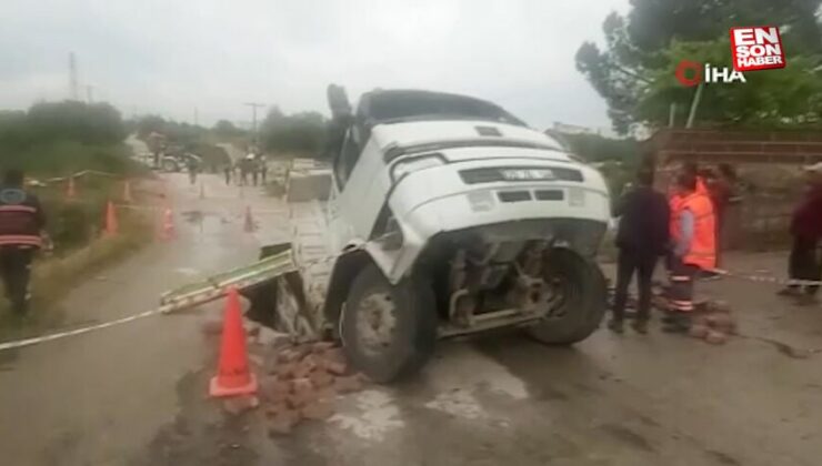 Denizli’de kamyon çöken yolun içine düştü