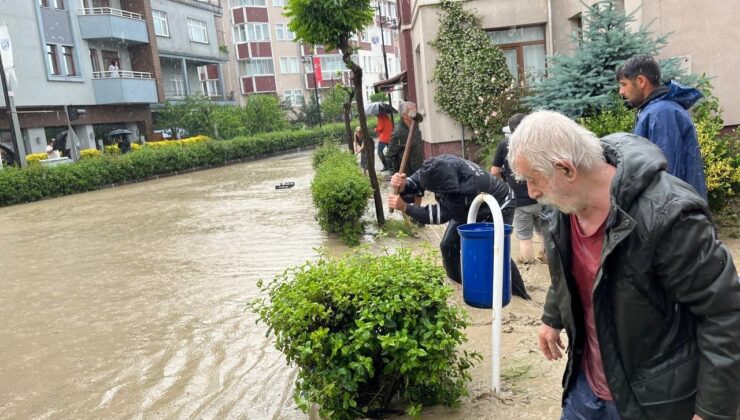 Dere taştı, turizm kenti Amasra sular altında kaldı