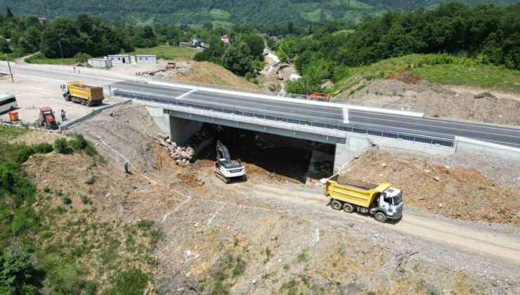 Sel afetinde çöken yola 35 metre uzunluğunda köprü inşa edildi