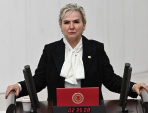 Yeterli Partili Nimet Özdemir, yemini sırasında ‘Atatürk’ diyerek yükseldi