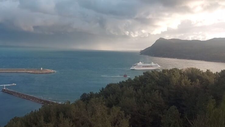 Rus turistleri taşıyan kruvaziyer gemiye Amasra’da fırtına sürprizi