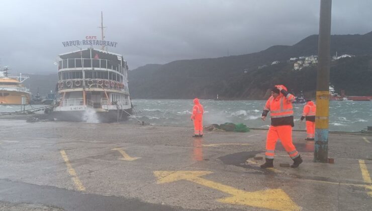 Amasra Limanı’nda tekne battı, restoran geminin ise halatları koptu