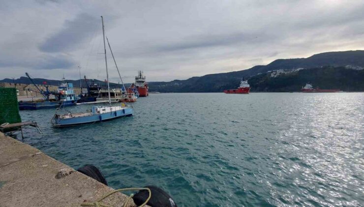 Karadeniz’de petrol aramada görevli tekneler Amasra Limanı’na sığındı