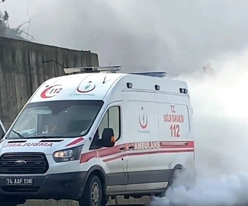 Ambulanstan çıkan esrarengiz duman paniğe neden oldu