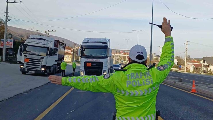 Bolu Dağı’nda kış lastiği olmayan araçların geçişine izin verilmiyor