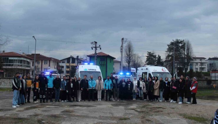 Paramedik öğrencileri, ambulansları inceledi