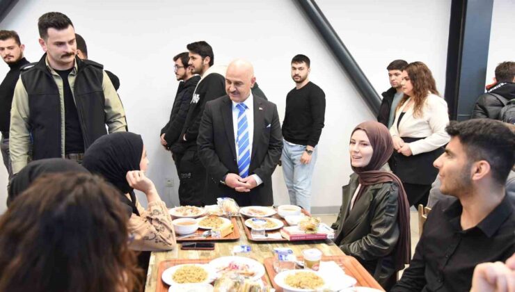 Düzce Üniversitesi öğrencileri için iftar programı düzenledi