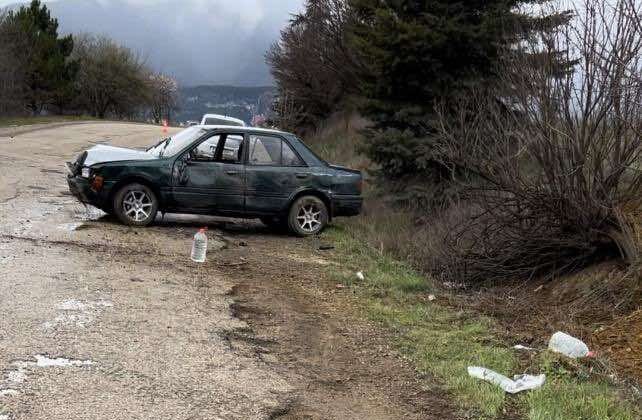 Otomobil ağaca çarptı: 3 yaralı