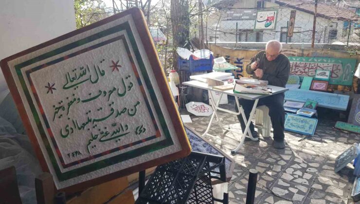 Selatin camilerinde gördüğü hat yazılarını 51 yıldır işliyor