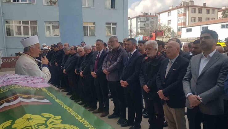 Site bahçesinin duvarından düşerek hayatını kaybeden kadın son yolculuğuna uğurlandı