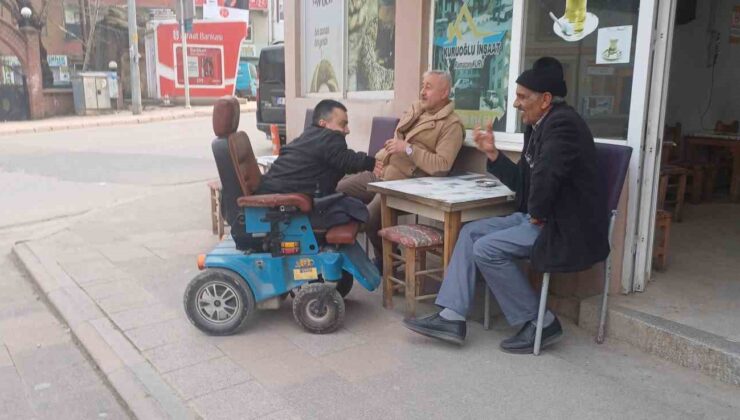 Tekerlekli sandalyesiyle kapı kapı gezip oy istiyor