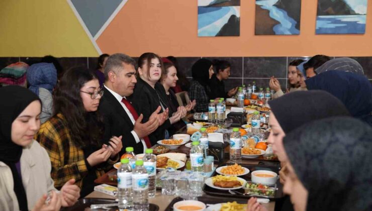 Vali Aslan, iftarını öğrencilerle birlikte açtı