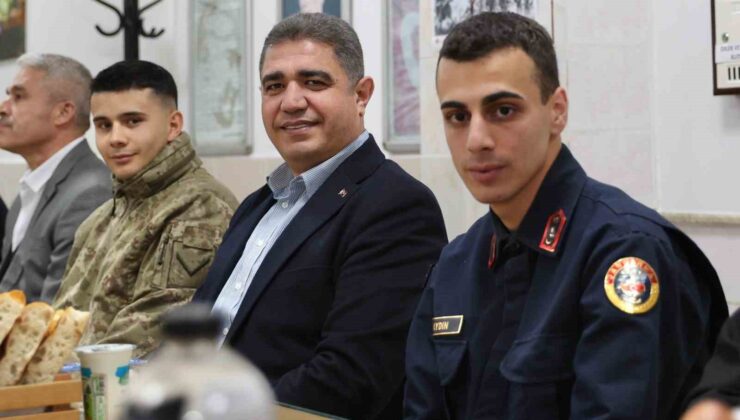 Vali Aslan Mehmetçikle birlikte iftar yaptı