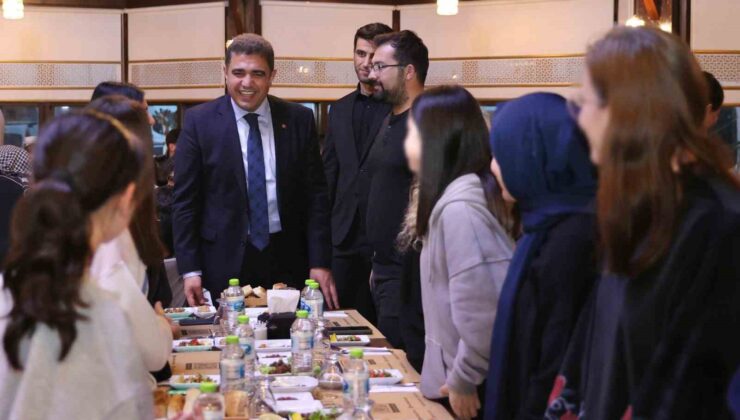 Vali Aslan sevgi evlerinde kalan çocuklarla iftar yaptı