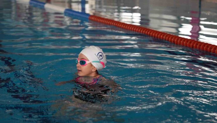 23 Nisan yüzme şenliği yapıldı