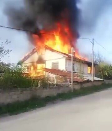 Alevlere teslim olan müstakil ev tamamen yandı