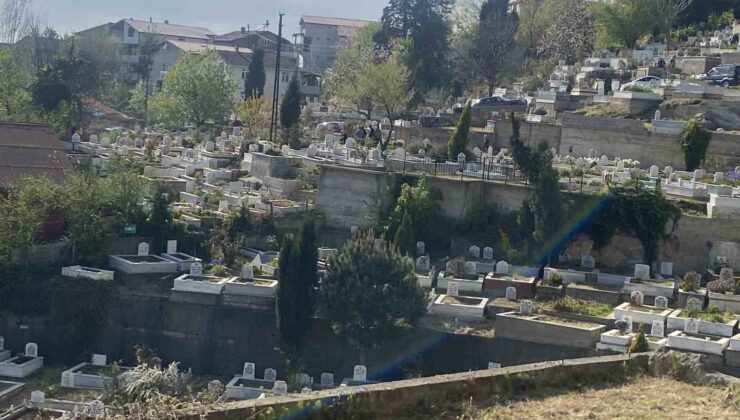 Bayram öncesi vatandaşlardan mezar ziyareti