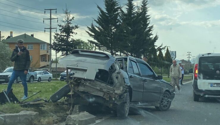 Işıklı kavşakta otomobiller çarpıştı: 1 yaralı