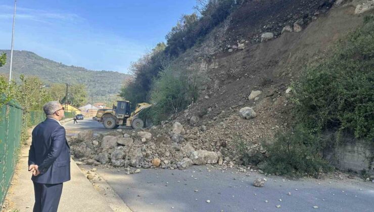 Karabük’te heyelan yolu kapattı